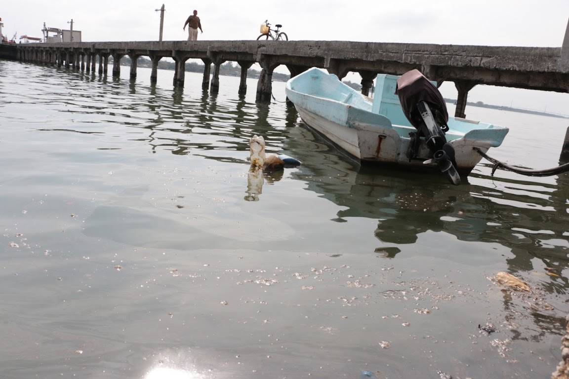 El aceite es muy notorio en las aguas del Río Pánuco.
