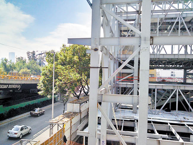 La primer etapa consistió en la cimentación y construcción de la estructura metálica. 