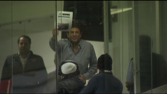 Fidel Kuri protestando a Gilberto Alcalá durante el Veracruz vs. Oaxaca 