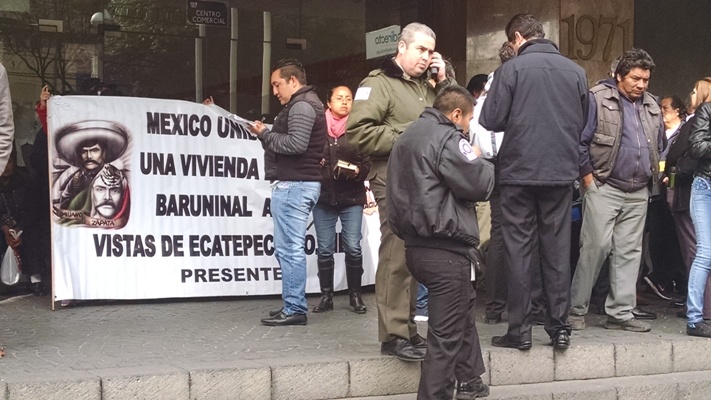 Integrantes de la Organización México Unido por una Vivienda Digna protestan en el centro comercial Plaza Inn.