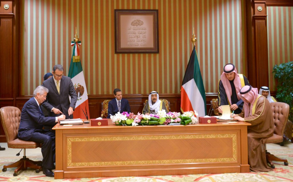 Los líderes intercambiaron condecoraciones y atestiguaron la firma de varios acuerdos y memorándums. 