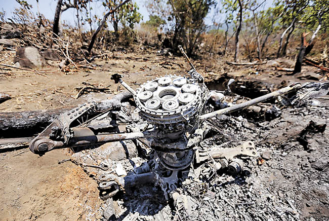 Partes del fuselaje del "Cougar" en el que viajaban los integrantes de las Fuerzas Armadas.