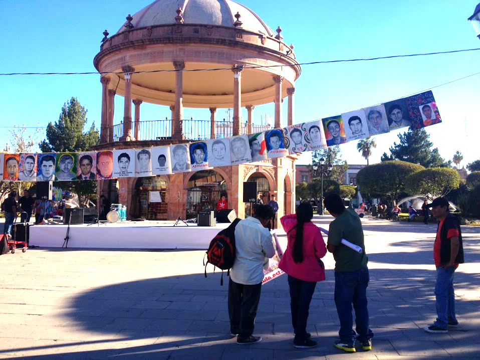 Con un programa artístico-cultural, los padres de familia de los 43 estudiantes desaparecidos continuaron con su agenda en Durango.
