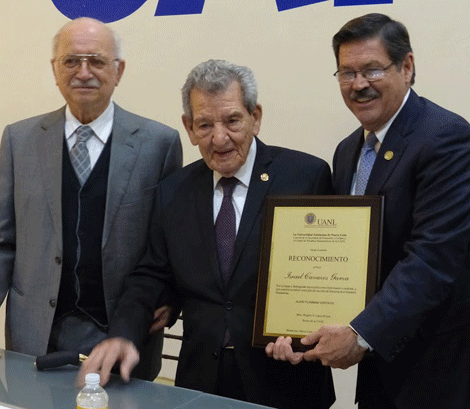 El historiador y cronista recibió una placa de manos del rector de la UANL.