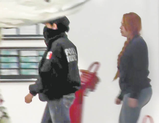 La legisladora, custodiada por policías federales a su llegada a la Ciudad de México. 