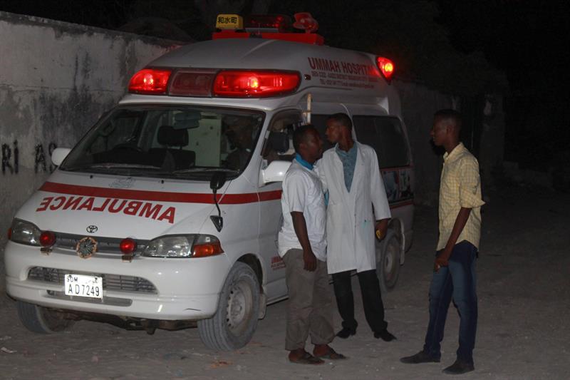 Médicos permanecen en el lugar donde fue perpetrado un atentado en Mogadiscio, Somalia.