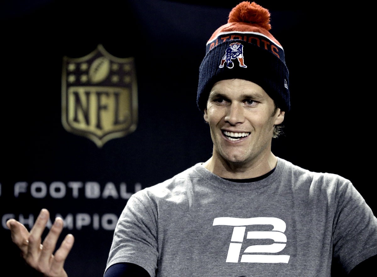 Tom Brady se medirá a Peyton Manning por el pase al SB 50
