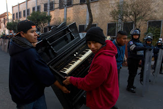 La escuela de música fue desalojada por elementos de la Secretaría de Seguridad Pública del DF. 