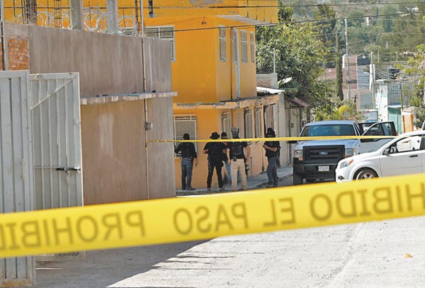 Agentes resguardan una de las casas de seguridad localizadas en la capital guerrerense.