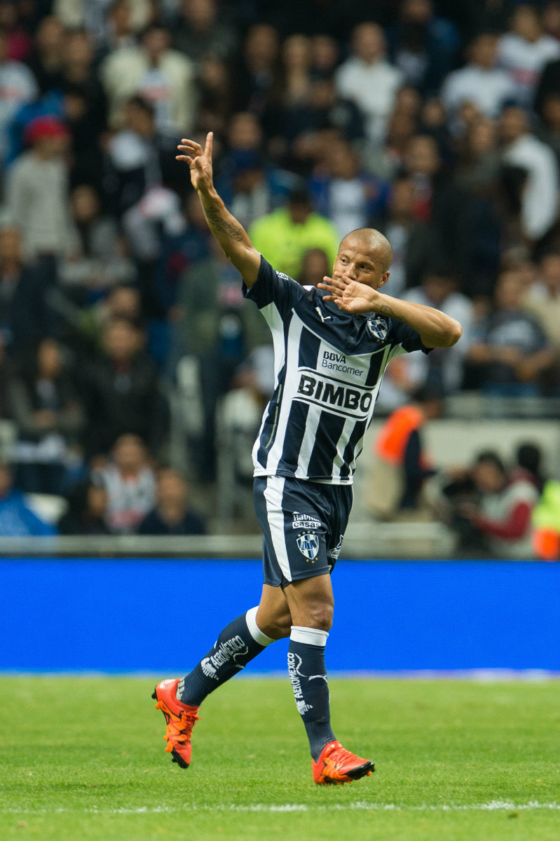 Carlos Sánchez abre el marcador en el estadio Bancomer