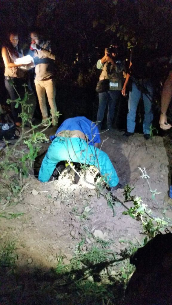 La fosa fue localizada sobre la carretera que comunica a Chilpancingo con Tixtla.