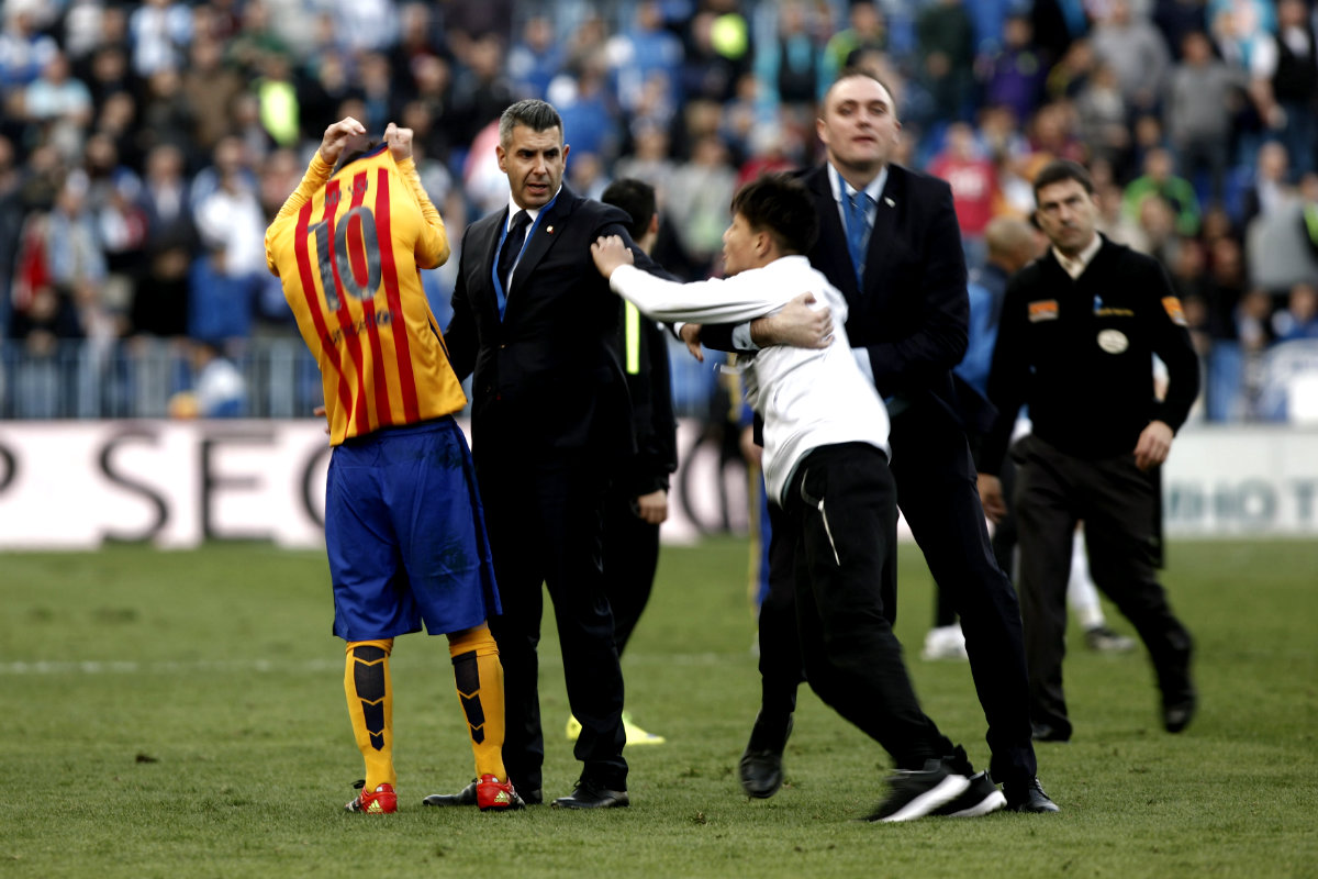 Lionel le regaló su playera al menor, quien saltó al campo y abrazó al '10' culé