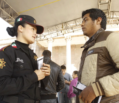 Cientos de jóvenes pidieron información sobre los trabajos relacionados con seguridad.