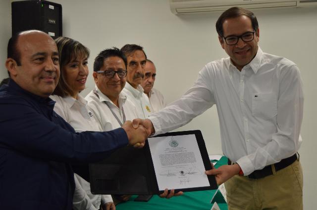 INE en Colima entregó la constancia de mayoría a José Ignacio Peralta.
