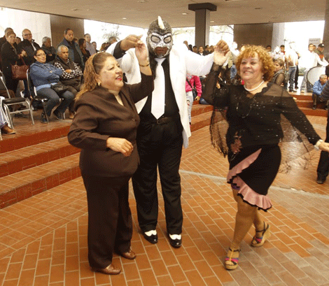 Los enmascarados mostraron sus mejores pasos de baile.
