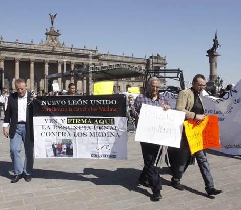 Los manifestantes acudieron primero a la Explanada de los Héroes.