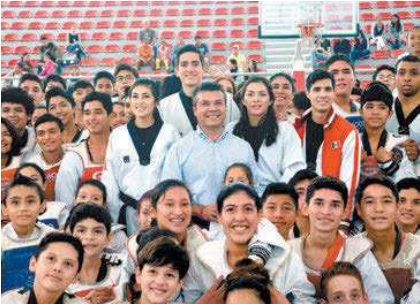 Los niños asistentes con sus ídolos deportivos 