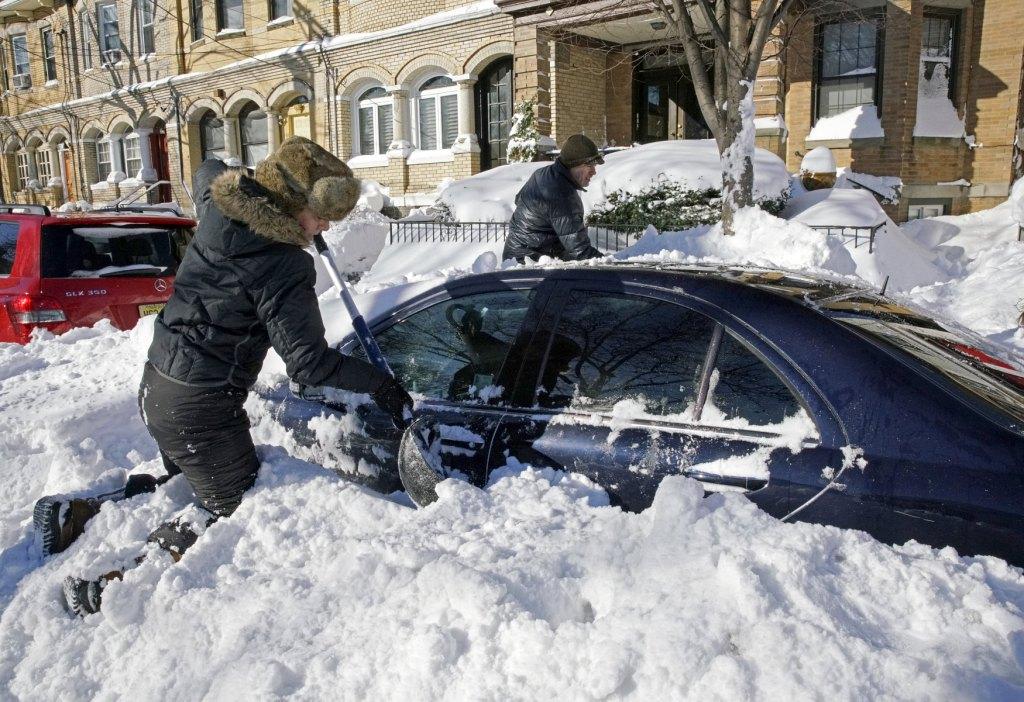 Millones de residentes, dueños de negocios y trabajadores salieron de sus casas el domingo luego de una enorme tormenta de nieve que paralizó la costa
