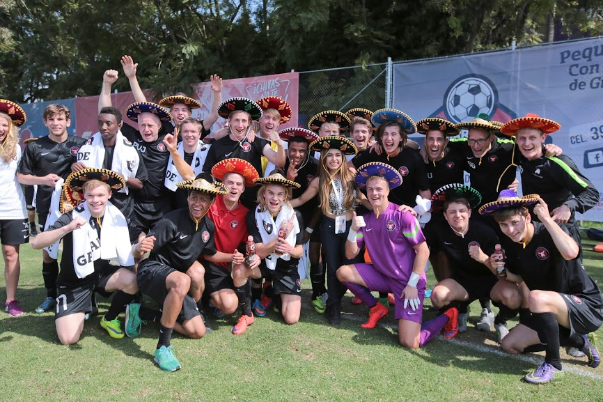 Tras el silbatazo final, los daneses festejaron con sombreros de charro.
