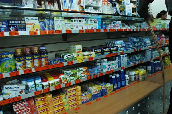 El alza del dólar incide sobre todo en los medicamentos de patente y de medicina especializada, ya que el precio no se puede mantener porque obedece a