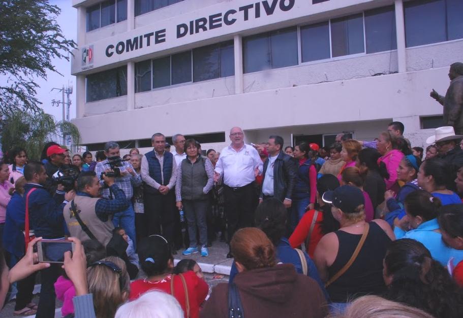 Dialoga González Benavides con integrantes de Antorcha Campesina.