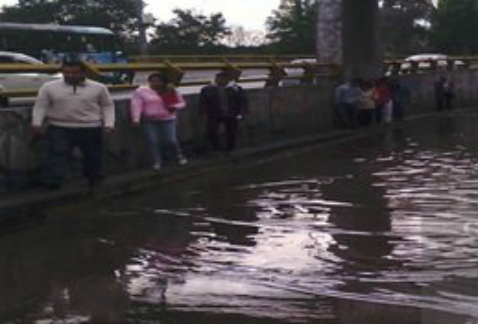 Fuga de agua en Calzada Vallejo, en su incorporación con Circuito Interior, donde trabaja ya personal del Sistema de Aguas de la Ciudad de México para