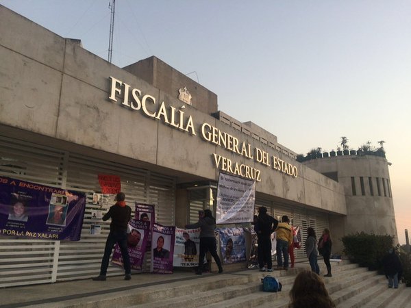 Integrantes del Colectivo por la Paz y otras organizaciones protestan en la Fiscalía del estado. 