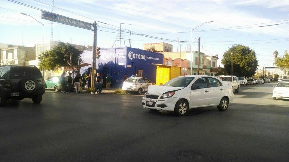 Una mujer resultó lesionada en un choque provocado por su hijo que omitió la luz roja sobre la avenida Abasolo y calle Leona Vicario en Torreón.