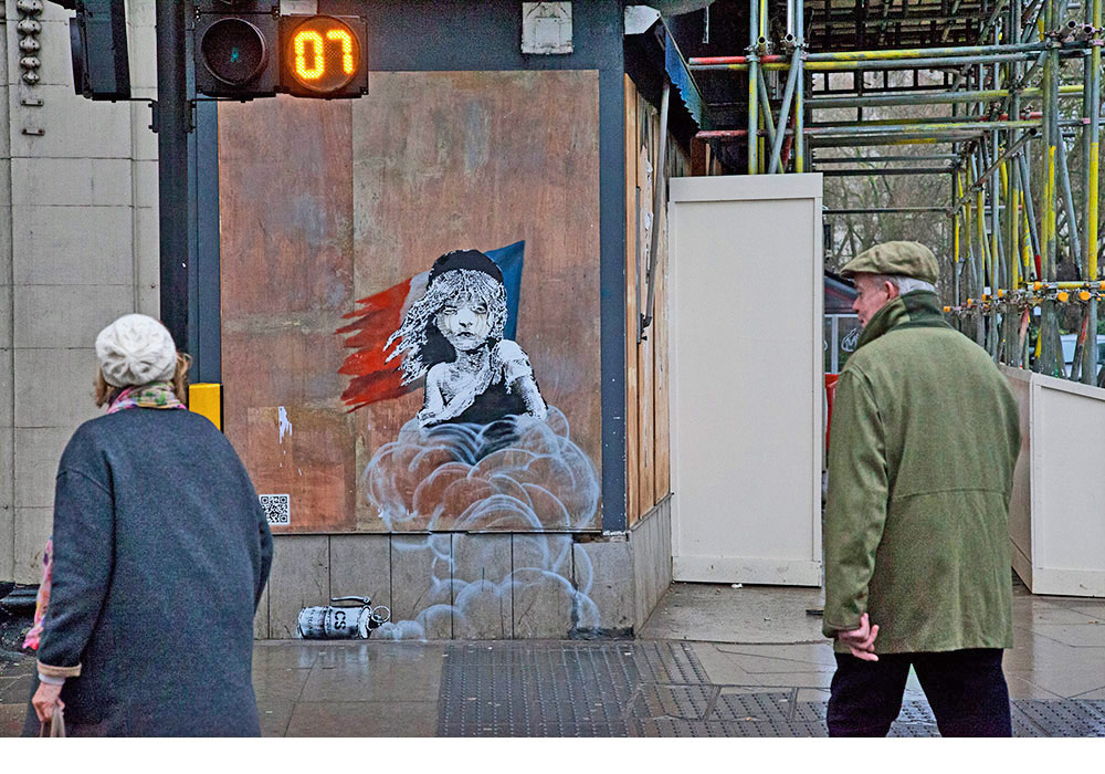 El mural estaba acompañado de un código QR que redireccionaba a un video sobre una redada en la que policías utilizaron gas lacrimógeno. 