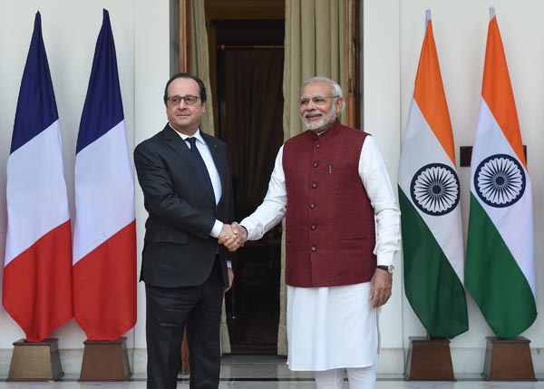 El presidente francés fue recibido en el palacio por su homólogo indio, Pranab Mukherjee, y el primer ministro, Narendra Modi.