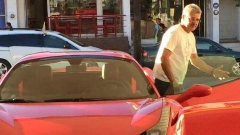 Ricardo Ferretti y su lujoso Ferrari arriban al entrenamiento de Tigres 