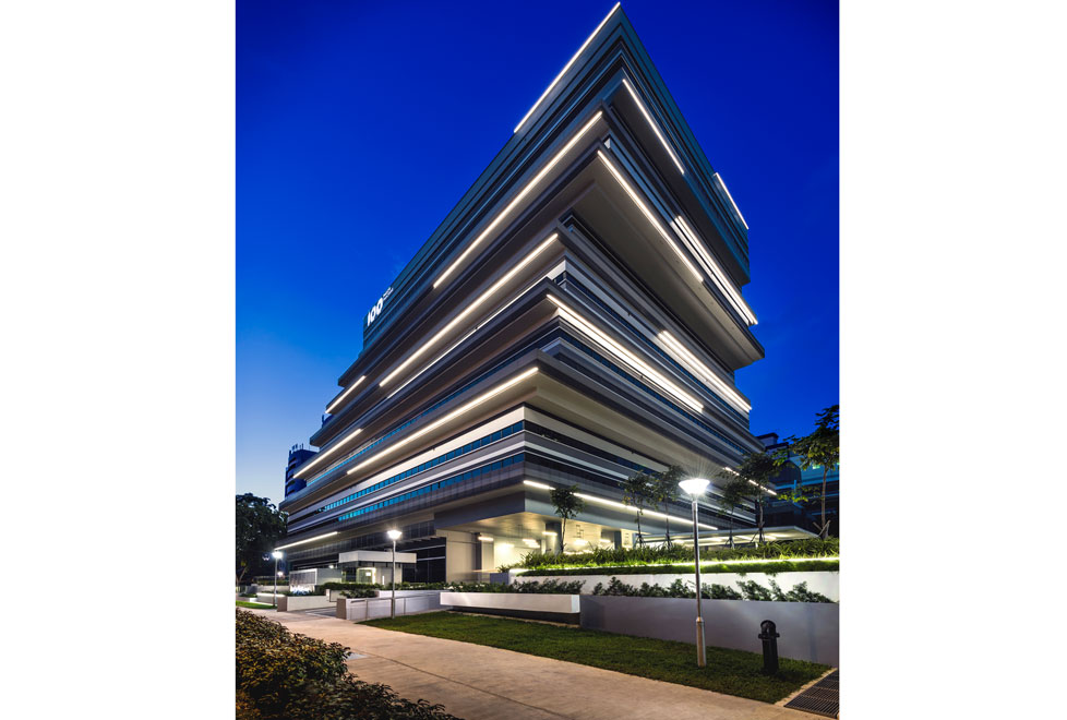 La arquitectura captura la esencia del contexto marítimo, utilizando una serie de balcones escalonados en diferentes niveles, que alejan y protegen su