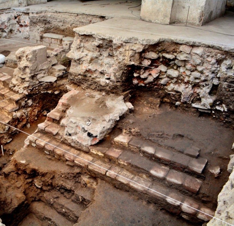 La cancha mide 9 metros de ancho y está a 6.45 metros al sur del Templo de Echécatl, en un predio de la calle Guatemala.