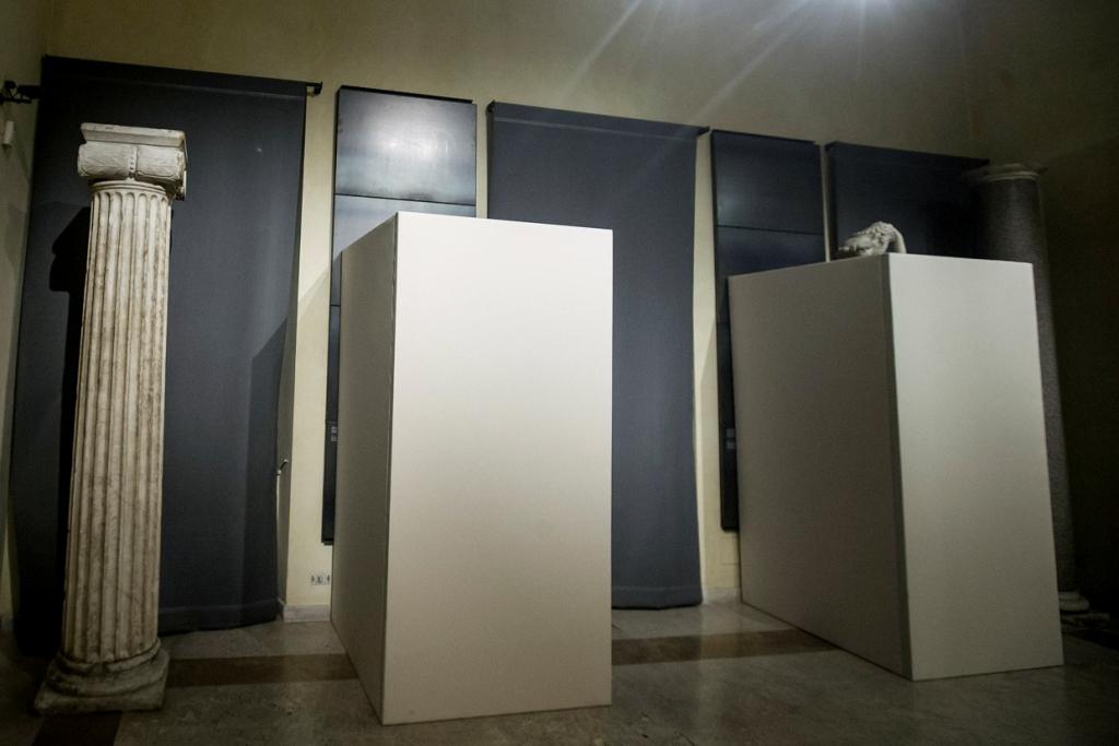 Cuando las imágenes de las estatuas tapadas se divulgaron en los medios italianos, políticos denunciaron y ridiculizaron la decisión.