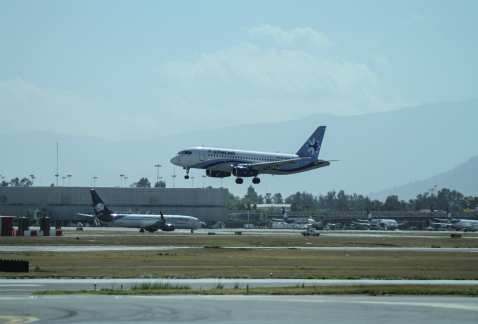 La Secretaría de Desarrollo Económico capitalina firmó un convenio para que expertos determinen el mejor aprovechamiento para los terrenos del aeropue