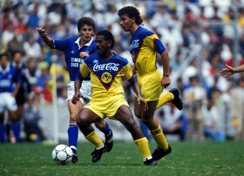 Antonio Carlos Santos en un partido ante Cruz Azul de la temporada 93/94