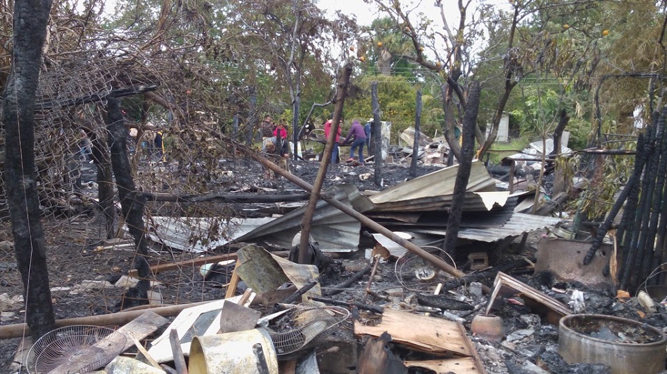 El fuego alcanzó tres viviendas que quedaron en cenizas.