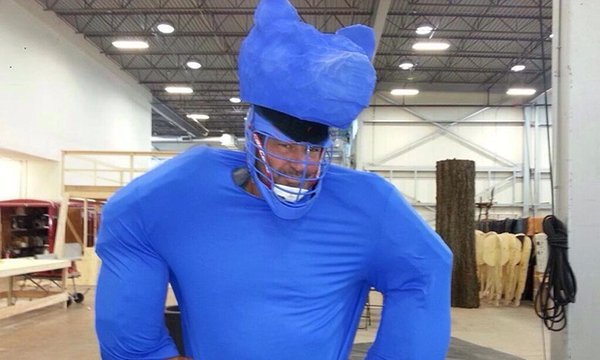 Glenn Ennis en su traje de oso azul. 