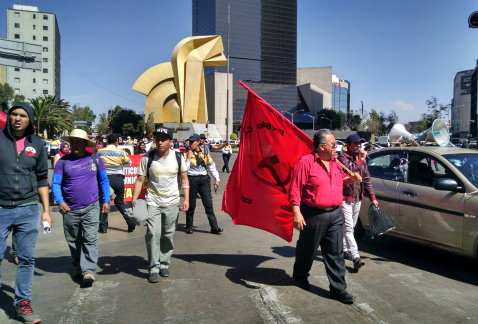 Integrantes del Frente Popular Revolucionario marchan a las secretarías de Desarrollo Social, en Reforma, y a la de Gobernación, en Bucareli.