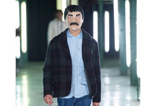 La máscara de El Chapo durante el desfile de Avoc. 