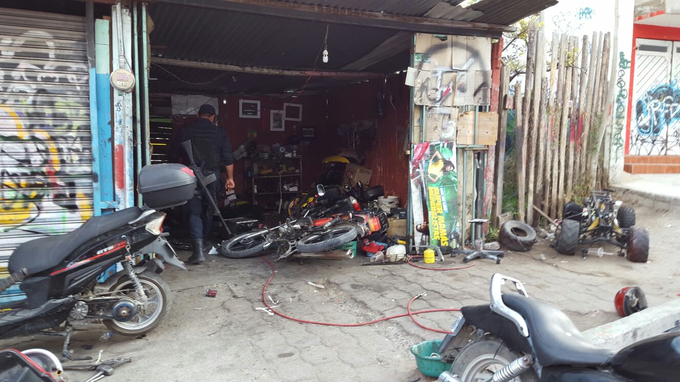 La policía acudió al taller para verificar los hechos. 