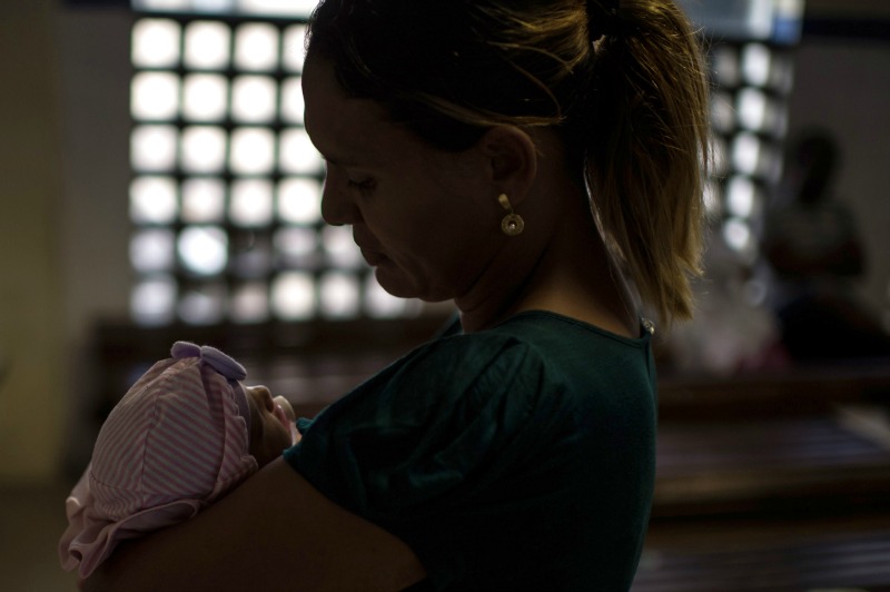 Una madre carga a su bebé quien padece zika, en Salvador de Bahía, Brasil.