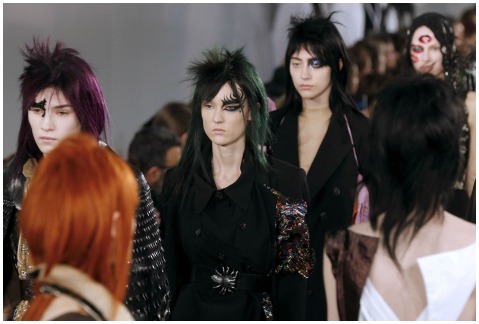 Maquillaje evocativo de Ziggy Stardust y Aladdin Sane en Maison Margiela 