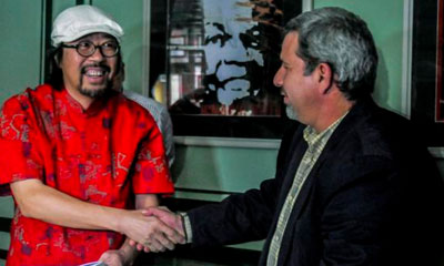 Zheng Da Wei y Joel Ortega durante el acto de firma del contrato de producción.