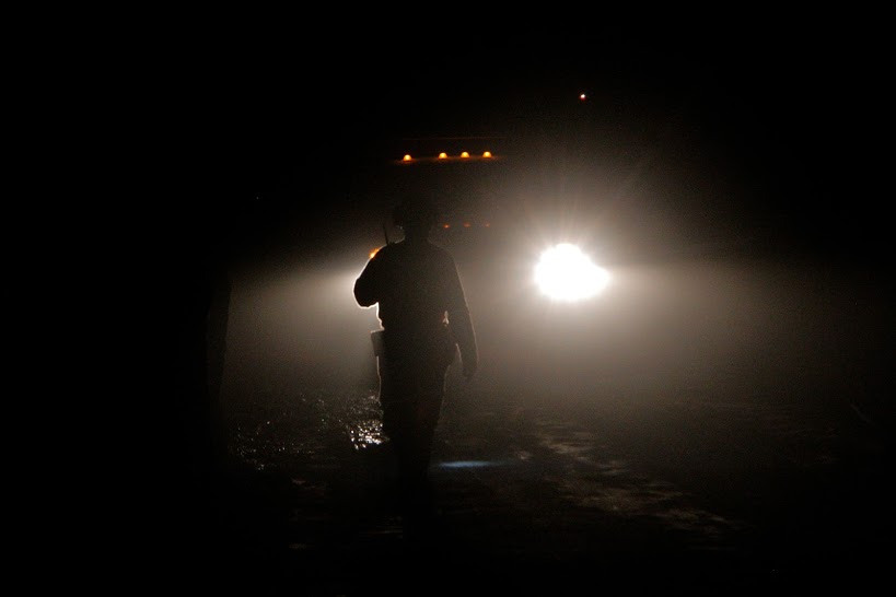 El camino está perfectamente coordinado entre los grandes vehículos mineros y con extremas medidas de seguridad.