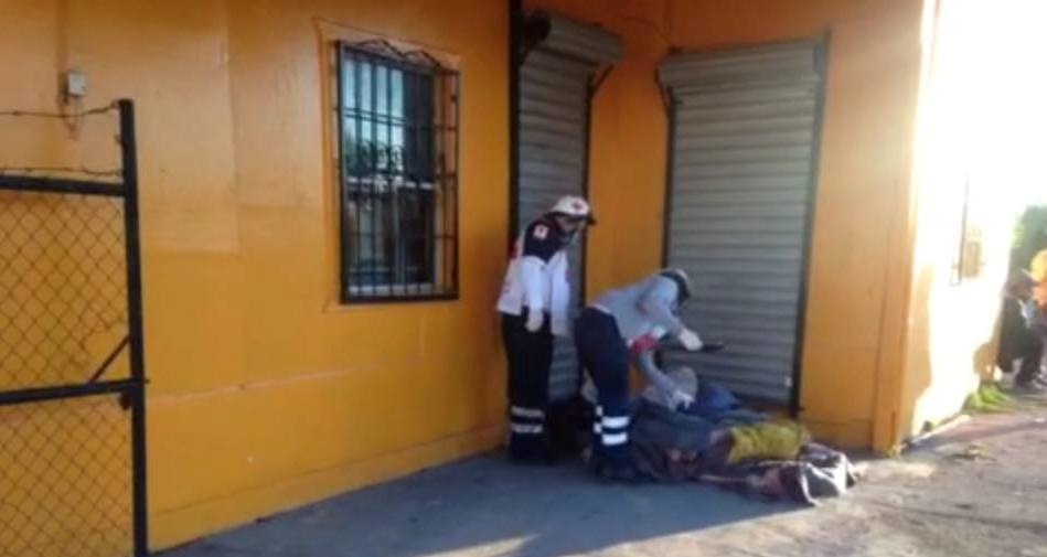 Elementos de la Cruz Roja inspeccionan el reporte.