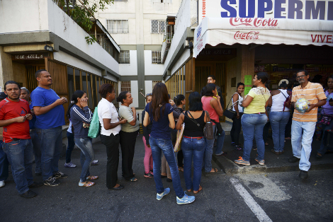 El gobierno sostiene que el desabastecimiento es consecuencia de una "guerra económica" que promueve la oposición.