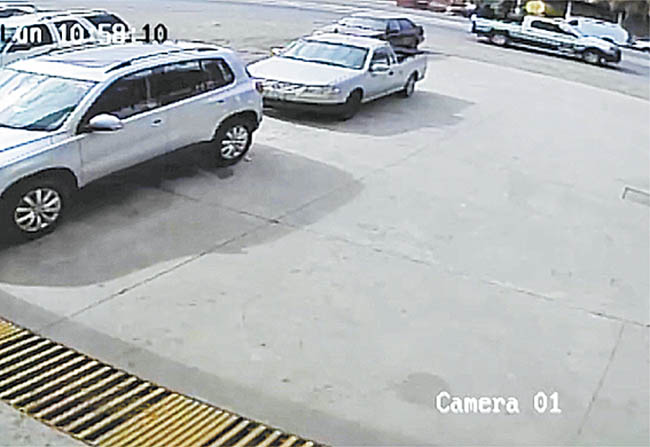 Los policías pasan por una carretera en Tierra Blanca. 