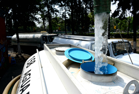 El número de pipas para el abasto de agua en colonias afectadas por el corte en el suministro, este fin de semana en la Ciudad de México, aumentó a 53
