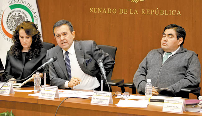 El secretario de Economía estuvo en el Senado; lo flanquean Dolores Padierna y Miguel Barbosa. 